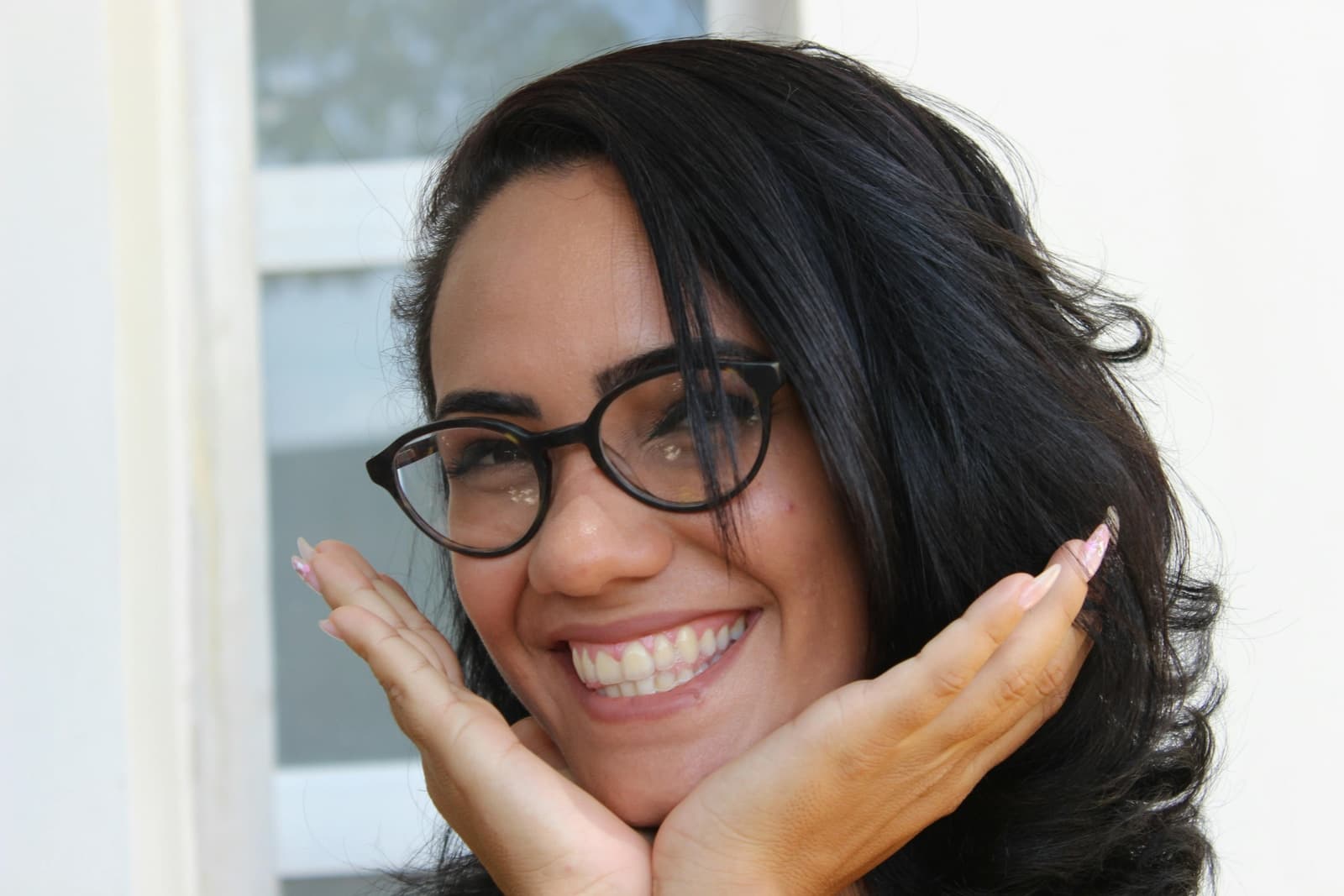Retrato — paciente sonriendo, luz natural