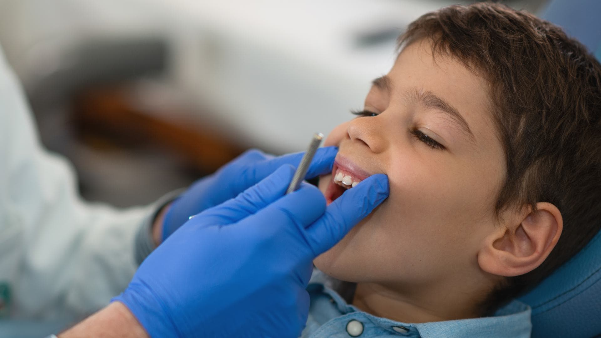 Odontopediatra atendiendo a un niño